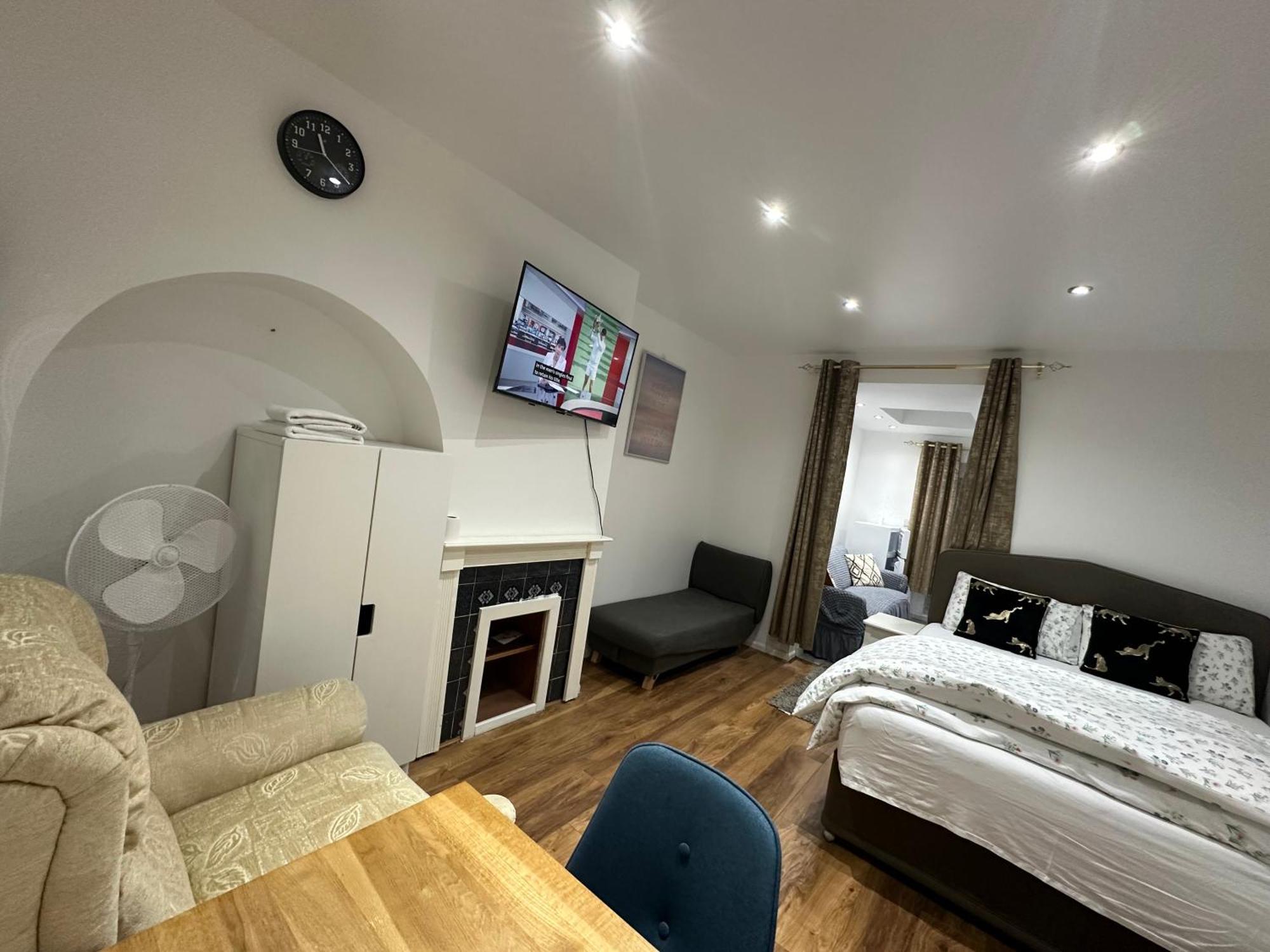 4Th Studio Flat With Private Own Bathroom A London Luxury Family Home Setup And Furnished With Double Bed Plus A Double Futon-Sofa Bed A Single Futon Bed A Baby Cot And Garden And Free Parking Exteriör bild