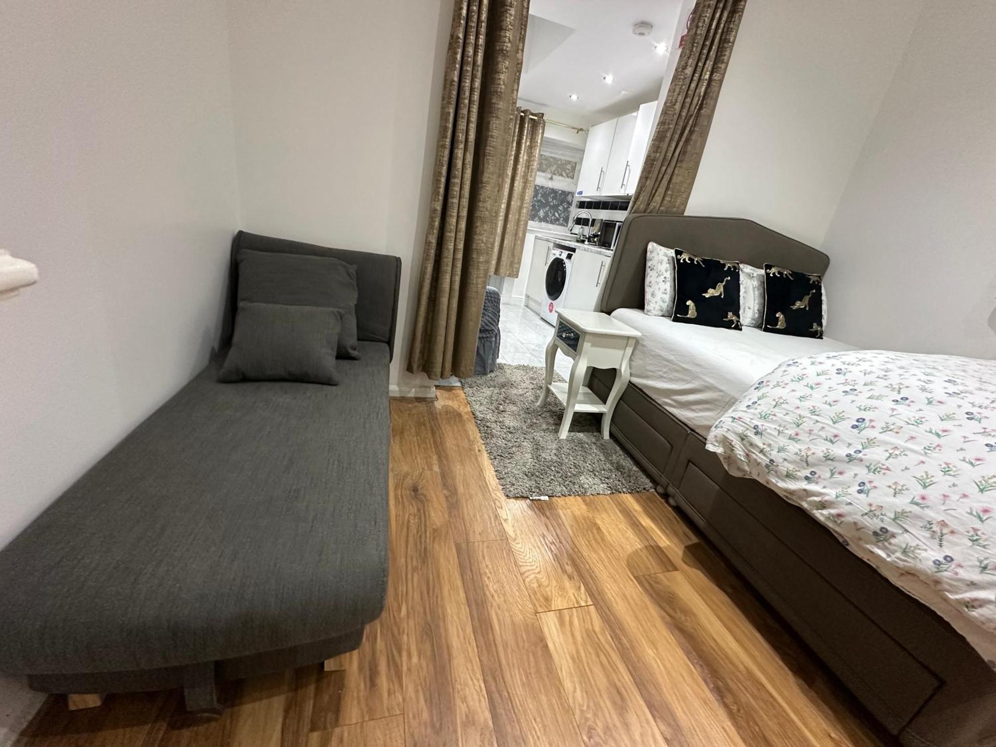 4Th Studio Flat With Private Own Bathroom A London Luxury Family Home Setup And Furnished With Double Bed Plus A Double Futon-Sofa Bed A Single Futon Bed A Baby Cot And Garden And Free Parking Exteriör bild