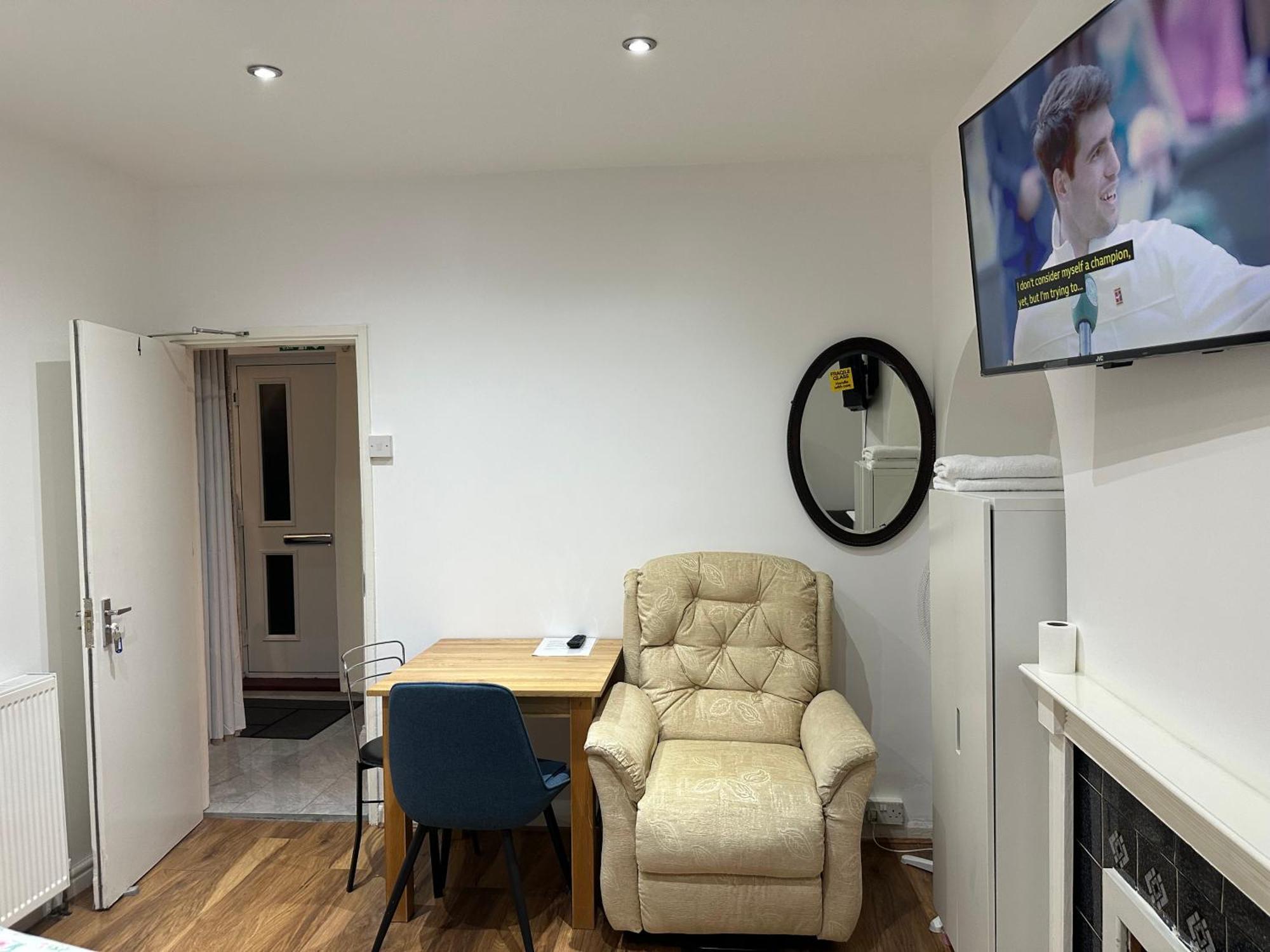 4Th Studio Flat With Private Own Bathroom A London Luxury Family Home Setup And Furnished With Double Bed Plus A Double Futon-Sofa Bed A Single Futon Bed A Baby Cot And Garden And Free Parking Exteriör bild