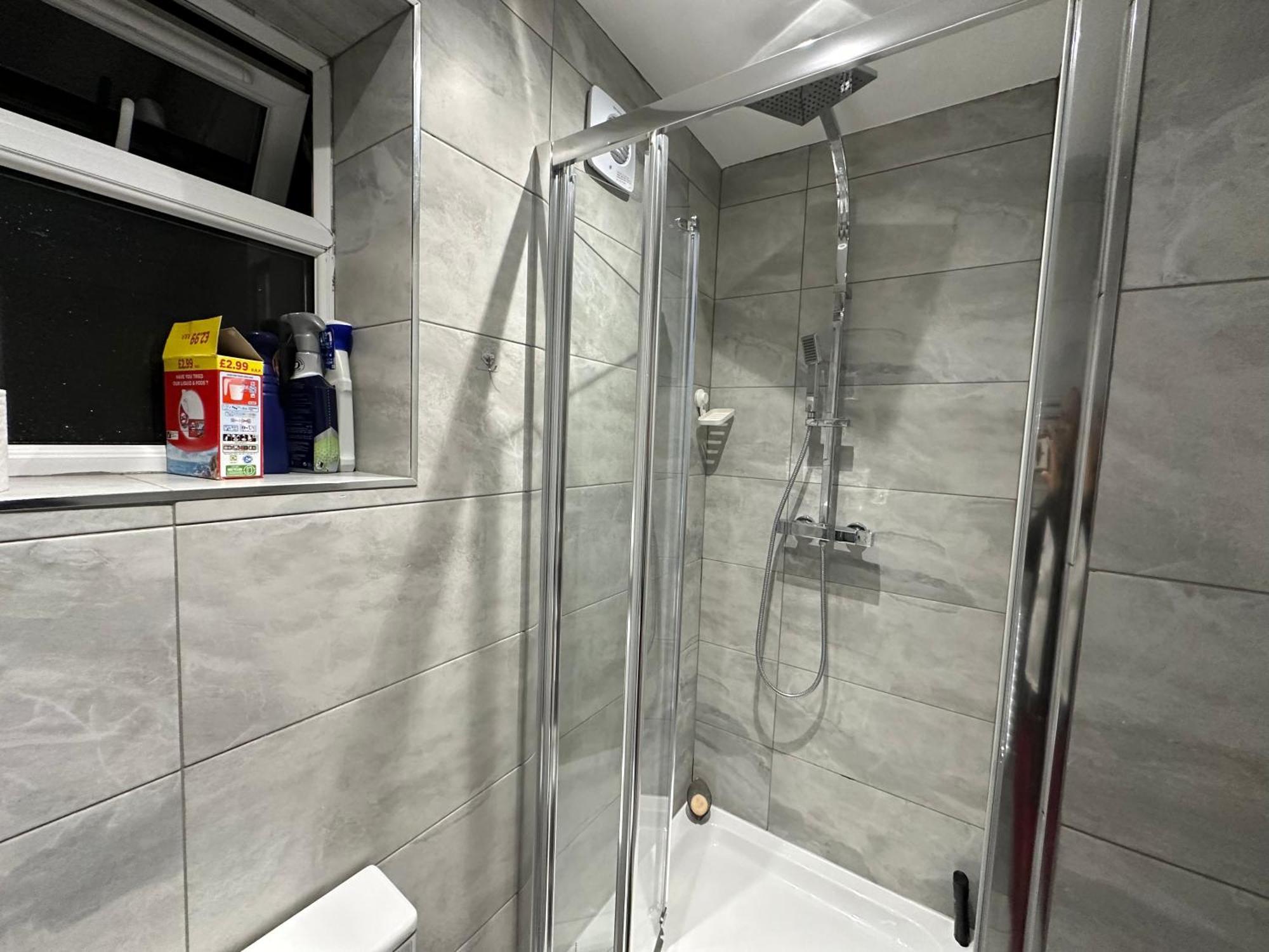 4Th Studio Flat With Private Own Bathroom A London Luxury Family Home Setup And Furnished With Double Bed Plus A Double Futon-Sofa Bed A Single Futon Bed A Baby Cot And Garden And Free Parking Exteriör bild