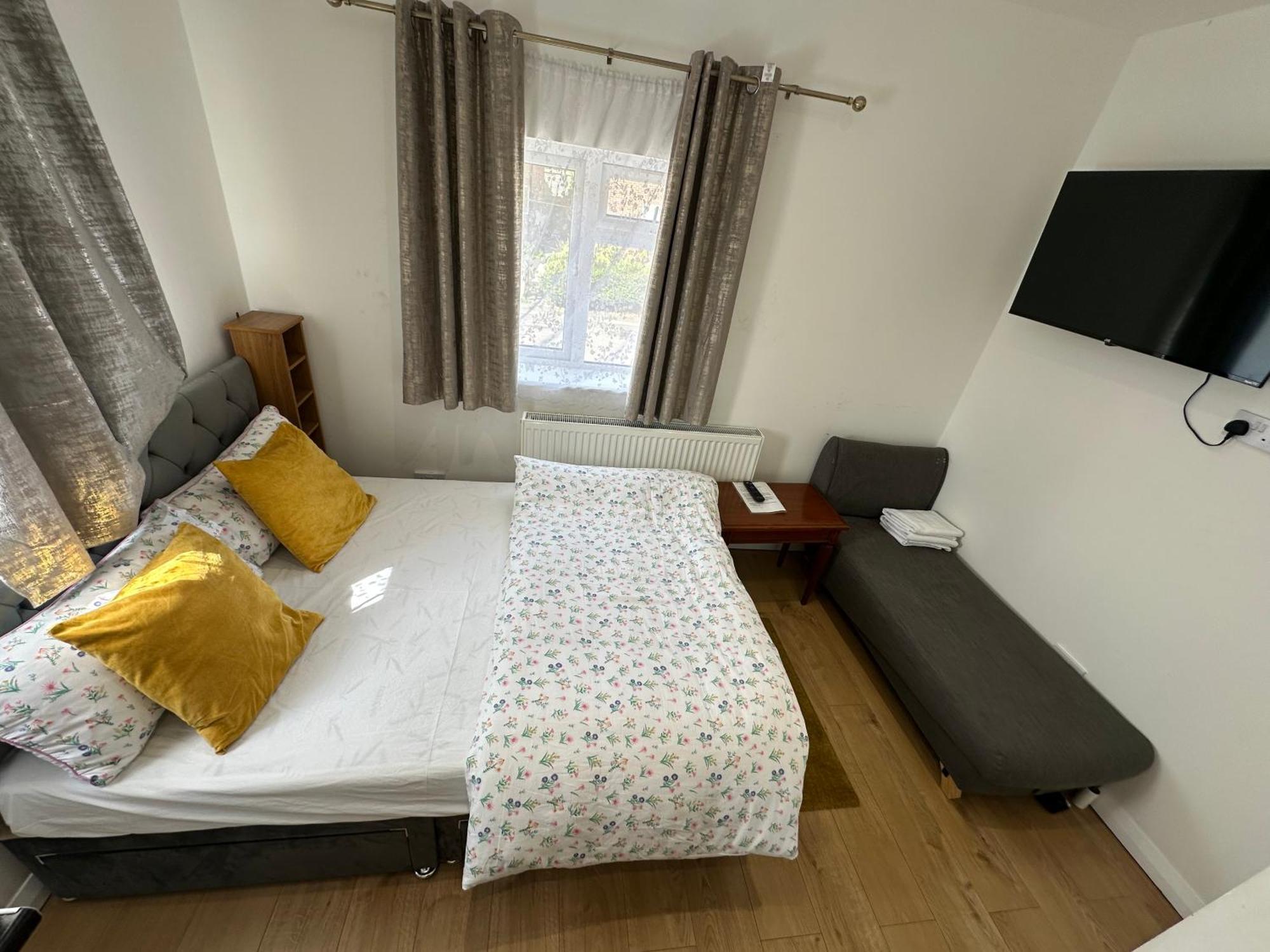 4Th Studio Flat With Private Own Bathroom A London Luxury Family Home Setup And Furnished With Double Bed Plus A Double Futon-Sofa Bed A Single Futon Bed A Baby Cot And Garden And Free Parking Exteriör bild